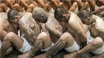 Das Parlament in El Salvador hat das Abhalten von Sammelprozessen gegen Bandenmitglieder gebilligt. Dabei sollen insbesondere gut 75.000 mutmaßliche Gangster, die im Rahmen des seit fast zwei Jahren geltenden Ausnahmezustands festgenommen wurden, schneller verurteilt werden können.