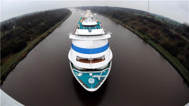 125 Jahre Nord-Ostsee-Kanal Ein Schiff auf einem Fluss.