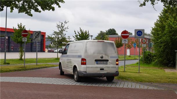 Fahrradstraße in Langen: Darum sammeln Anwohner fleißig Unterschriften Ein Auto biegt ab.