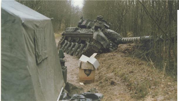 Ein britischer Chieftain steckt im Dezember 1984 im Stellingsmoor fest.