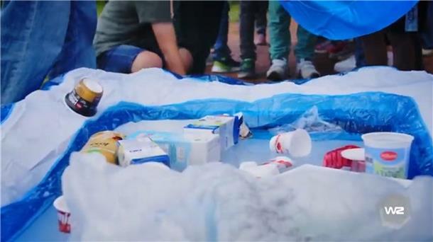 Das passiert, wenn Plastik einfach in die Natur geworfen wird: Der Müll weht ins Meer, hier durch ein Planschbecken symbolisiert.