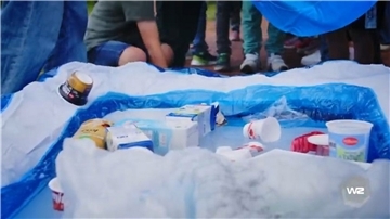Das passiert, wenn Plastik einfach in die Natur geworfen wird: Der Müll weht ins Meer, hier durch ein Planschbecken symbolisiert.