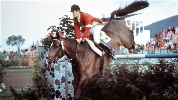 Das Pferd Warwick Rex mit Alwin Schockemöhle im Sattel nimmt ein Hindernis im Einzel-Wettbewerb der Springreiter 1976 bei den Olympischen Spielen in Montreal.