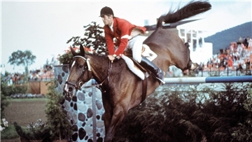 Das Pferd Warwick Rex mit Alwin Schockemöhle im Sattel nimmt ein Hindernis im Einzel-Wettbewerb der Springreiter 1976 bei den Olympischen Spielen in Montreal.