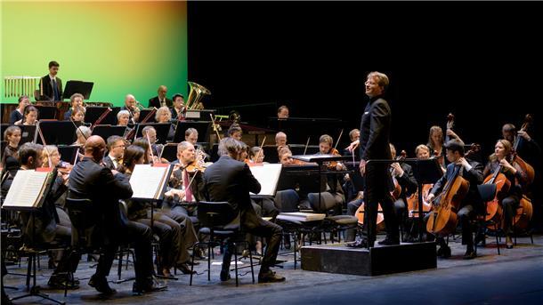 Zoff am Stadttheater: Philharmonisches Orchester Bremerhaven startet Petition Das Philharmonische Orchester mit Generalmusikdirektor Marc Niemann spielte bei der Eröffnungsgala zur neuen Spielzeit im Stadttheater.