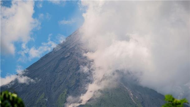 Vulkane der Philippinen rumoren: Evakuierungen am Mayon Das philippinische Institut für Vulkanologie und Seismologie erhöht den Status des Vulkans Mayon wegen „erhöhter Tendenz zu einer gefährlichen Eruption“ auf Alarmstufe 3.