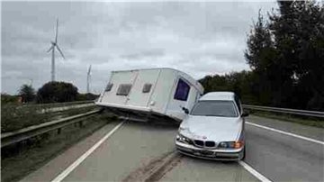 Unfallfoto. Ein Auto und ein Wohnanhänger stehen quer auf der Autobahn. Das Pkw-Wohnanhänger-Gespann stieß auf der A 27 bei Bremerhaven gegen die Mittelschutzplanke. Fahrer und Beifahrerin blieben unverletzt.
