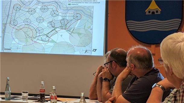 Das Planungsbüro zeigte dem Ortsrat mögliche Standorte für Windenergieanlagen in Driftsethe auf.
