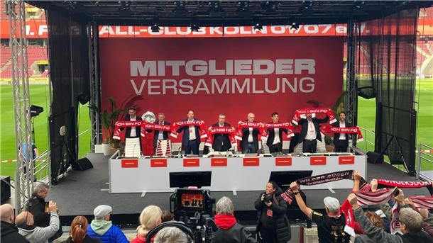 1. FC Köln erwirtschaftet Millionengewinn im Zweitliga-Jahr Das Podium bei der Mitgliederversammlung des 1. FC Köln.