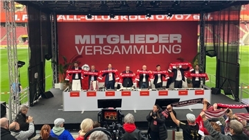 Das Podium bei der Mitgliederversammlung des 1. FC Köln. 