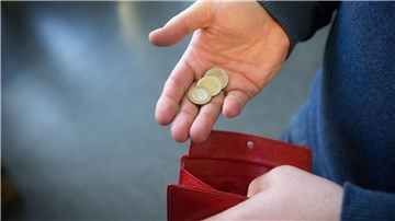 Das Portemonnaie von Zevens Kämmerer Kai Michaelsen leert sich. Sinkende Einnahmen und steigende Ausgaben machen Steuererhöhungen unausweichlich.