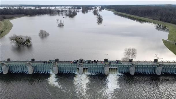 Keine Entwarnung in Hochwasser-Gebieten Das Pretziener Wehr war zuletzt im Juni 2013 geöffnet worden. Auch jetzt soll es dafür sorgen, dass ein Drittel des Elbwassers in einen 21 Kilometer langen Kanal fließt.