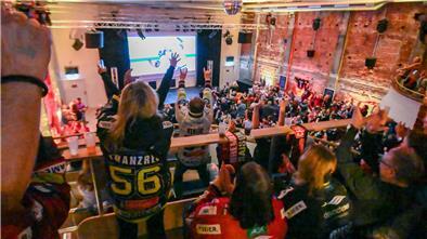 Fans der Fischtown Pinguins jubeln beim Public Viewing im Apollo Bremerhaven.