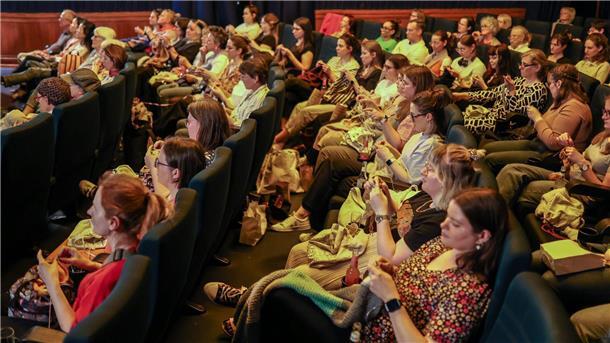 Stricken mit Popcorn - Wie Kinos zum Szene-Treff werden Das Publikum beim „Strick-Kino“ sind überwiegend Frauen.