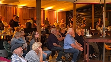 Das Publikum erlebte einen musikalischen Abend in der geschmückten Maschinenhalle in Ohrel.