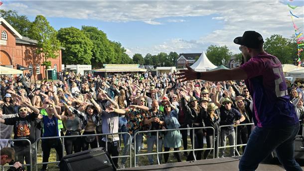 Partyalarm in Rodenkirchen beim Festival „Himmel & Hölle“ Besucher und Bescherinnen stehen vor der Bühne und feiern.