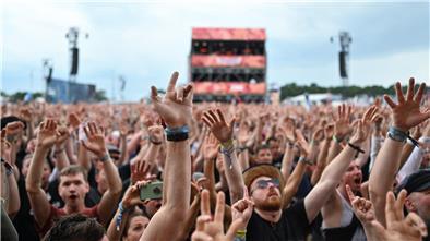 Deichbrand Festival: Was geht und was nicht? Hier sind die wichtigsten Regeln Das Publikum des Deichbrand-Festivals hebt die Hände für die Band "Rogers".