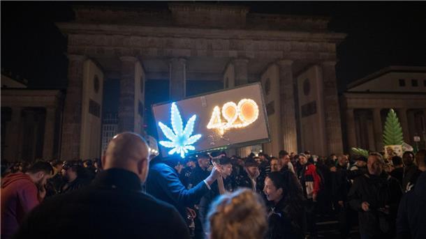 Rauch über dem Brandenburger Tor: Cannabis jetzt legal Das Rauchen von Marihuana oder Haschisch ist seit heute erlaubt.