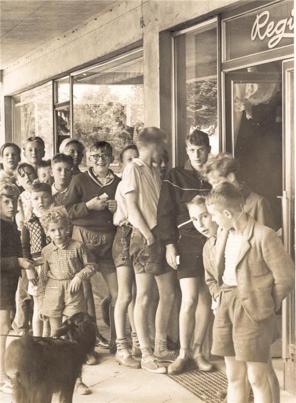 Lang ist’s her: Als Filme nur im Kino zu sehen waren Das Regina-Kino befand sich in der Friedrich-Ebert-Straße. Fritz Frerichs fotografierte im Sommer 1960 Kinder, die in die Nachmittagsvorstellung wollten.