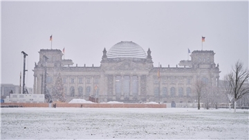 Das Reichstagsgebäude ist mit Schnee bedeckt.