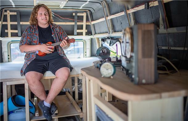 Vanlife mit Retro-Charme: Wie Yannik aus Bremerhaven einen alten VW-Bus umbaut Das Reise-Leben im Van bedeutet für Yannik Freiheit. Auch wenn er alleine reist, bleibt er selten alleine. Überall trifft er neue, spannende Menschen.