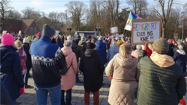 Das "Remigriert euch ins Knie"-Plakat darf neuerdings auf keiner Demo gegen Rechtsextremismus mehr fehlen.