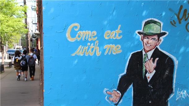 Denkmal, Plakette, Musical: 25. Todestag von Frank Sinatra Das Restaurant „Leo’s Grandevous“ wirbt mit dem Slogan „Come eat with me“.