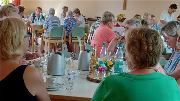Das Rhader LandFrauen Sommermärchen mit selbst gebackenem Kuchen.