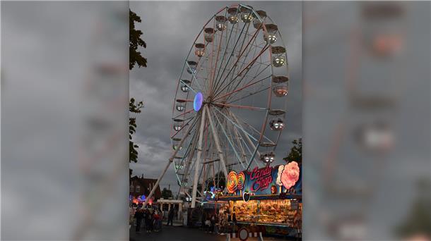 200.000-Besucher-Marke verpasst: Roonkarker Mart trotzdem gut besucht Ein Riesenrad leicht auf einem Festplatz.