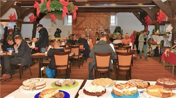 Viele Kuchen stehen auf einem Tisch.