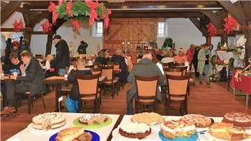 Viele Kuchen stehen auf einem Tisch.