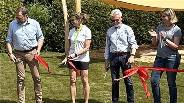 Neuer Spielplatz auf dem Gelände des Midlumer Quellwasserfreibad eröffnet Das rote Band zur Einweihung des neuen Spielplatzes durchschnitten (von links) Lienhard Varoga, Anne Reyer, Henry Kowalewski und Sandra Langheim.