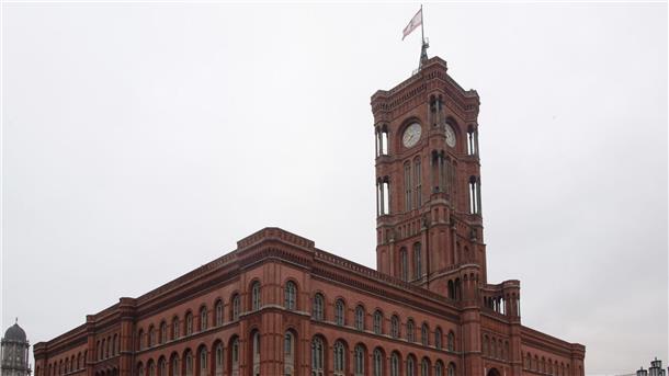 Wiederholungswahl in Berlin: Geringere Beteiligung Das Rote Rathaus in Berlin.