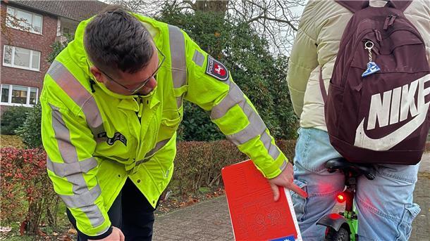 Ein Polizist kontrolliert in Nordenham ein Fahrrad