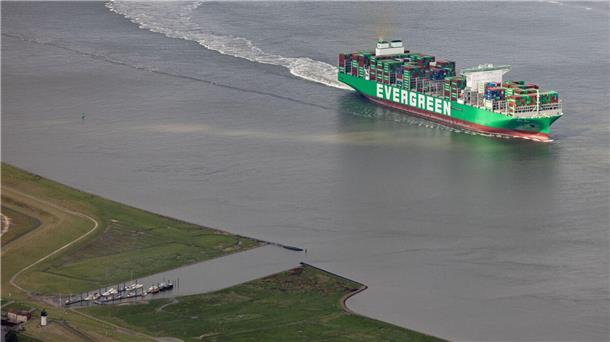 Das rund 400 Meter lange Containerschiff „Ever Art“ der Reederei Evergreen passiert von der Nordsee aus kommend Altenbruch auf der Fahrt Richtung Hamburger Hafen. Umweltverbände fordern wegen geringer Nutzung der Wassertiefe infolge der jüngsten Elbvertiefung durch Containerschiffe Stopp der Baggerarbeiten. 