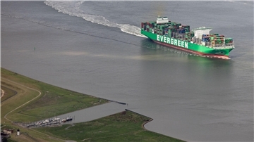 Das rund 400 Meter lange Containerschiff „Ever Art“ der Reederei Evergreen passiert von der Nordsee aus kommend Altenbruch auf der Fahrt Richtung Hamburger Hafen. Umweltverbände fordern wegen geringer Nutzung der Wassertiefe infolge der jüngsten Elbvertiefung durch Containerschiffe Stopp der Baggerarbeiten. 