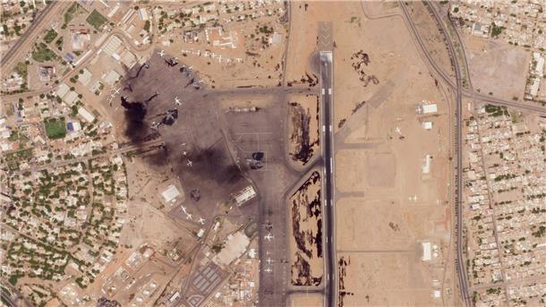 Evakuierung von Deutschen aus Sudan zunächst abgebrochen Das Satellitenfoto vom 17. April zeigt beschädigte Flugzeuge, darunter ein brennendes, auf dem Flughafen von Khartum.