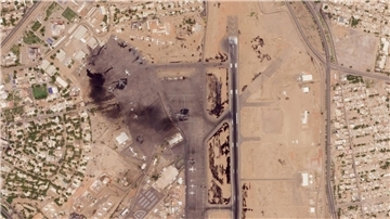 Das Satellitenfoto vom 17. April zeigt beschädigte Flugzeuge, darunter ein brennendes, auf dem Flughafen von Khartum.