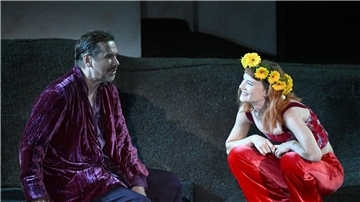 Das Schauspiel „Jedermann“ mit Michael Maertens (l) und Valerie Pachner wird im Rahmen der Salzburger Festspiele gezeigt.