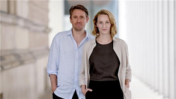 Das Schauspielerpaar Christina Athenstädt und Peter Fieseler flirten vor der Kamera.