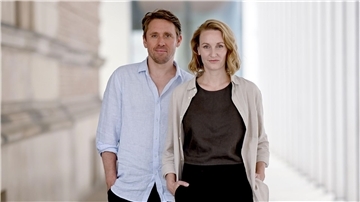 Das Schauspielerpaar Christina Athenstädt und Peter Fieseler flirten vor der Kamera.