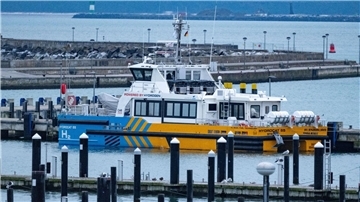 Das Schiff „Hydrocat 55“ liegt im Stadthafen von Sassnitz.