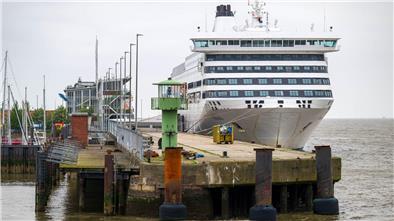 Das Schiff „Romantika“ liegt am Kai.