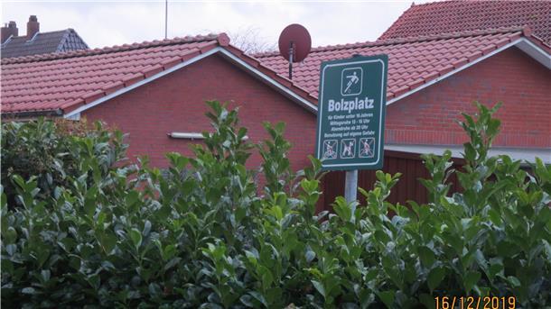 Das Schild steht jetzt am Zaun des Ehepaares Hoffsten.