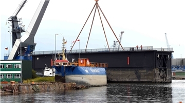 Das Schleusentor der Kaiserschleuse auf Reisen: Im Trockendock I der Lloyd Werft sollen Anpassungsarbeiten vorgenommen werden.