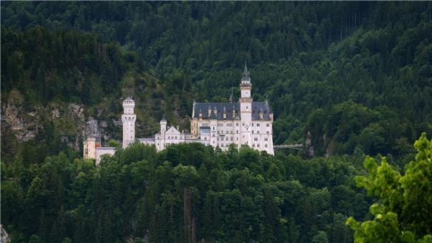Märchenschlösser werden zum Welterbe Das Schloss Neuschwanstein steht im Bundesland Bayern und ist weltberühmt.