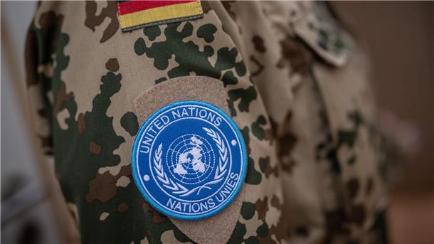 Berlin für geordneten Abzug aus Mali Das Schulterabzeichen der Minusma-Friedensmission an der Uniform eines Bundeswehr-Soldaten im Camp Castor in Gao (Archivbild).