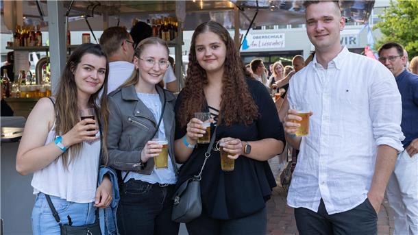 Mit mehreren Fotos: So lief die Ehemaligen-Party am Luisenhof in Nordenham Vier der Teilnehmer