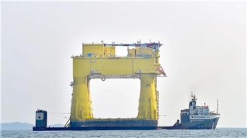 Das Schwertransportschiff „Mighty Servant 1“ bringt die Offshore-Plattform von Singapur nach Norwegen. Anschließend wird sie in der Nordsee installiert.