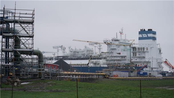 Drittes LNG-Terminal - Baustart für weiteren Anleger Das schwimmende LNG-Terminal „Höegh Gannet“ am Anleger im Industriehafen Brunsbüttel.